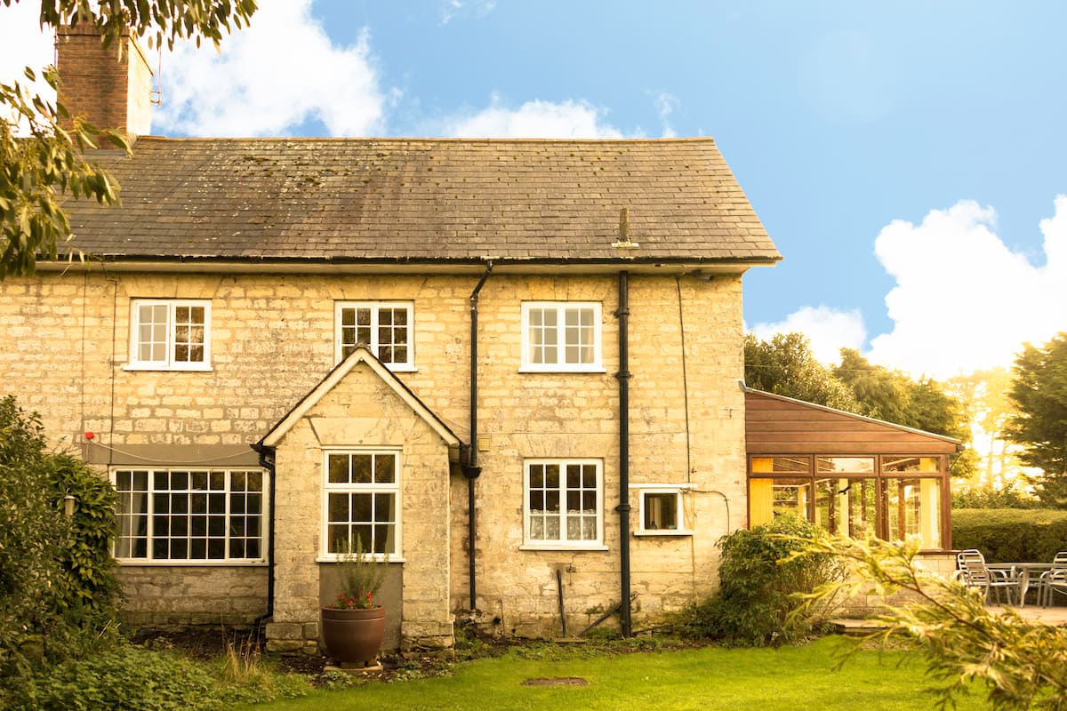 Apple Cottage, a 1700s stone and slate holiday cottage with conservatory and garden in Crossways, Dorset